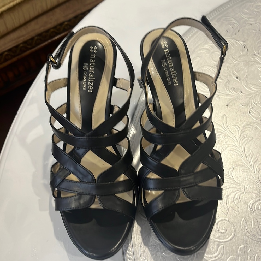 Naturalizer black patent sandal "Delma" model 7.5